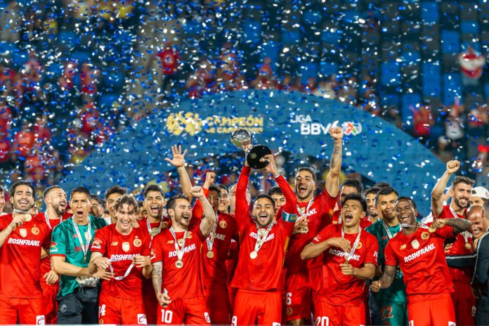 Toluca Raises the trophy high as they defeat Club America