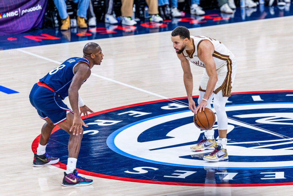 Golden State Warriors Steph Curry dribbles the ball at a NBA Game vs Los Angeles Clippers on January 4th at Intuit Dome in Inglewood California