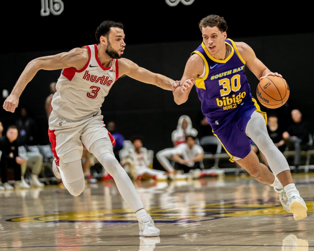 South Bay Lakers vs Memphis Hustle- Chris Mañon - Tyler Burton ( Photo credit : Angel Almada )