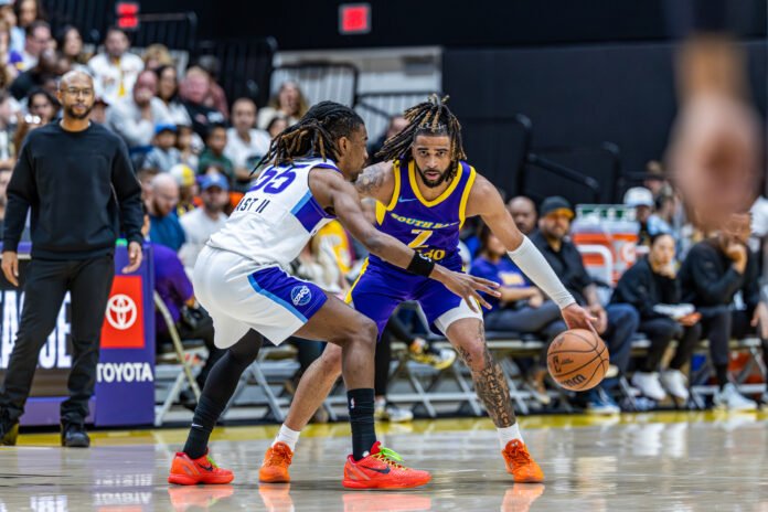 South Bay Lakers R.J Davis dribbles the ball during a NBA G-League basketball game at UCLA Health Training Center in Los Angeles - Photo Credit - BZFilms Sports Marketing Agency - Bruno De Witt Zanotto