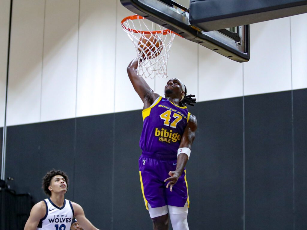 Arthur Kaluma (#47) with one of many dunks of the night for the South Bay Lakers against the Iowa Wolves on March 13th, 2026. Photo Credit: Daisy Lopez from LA Momentum