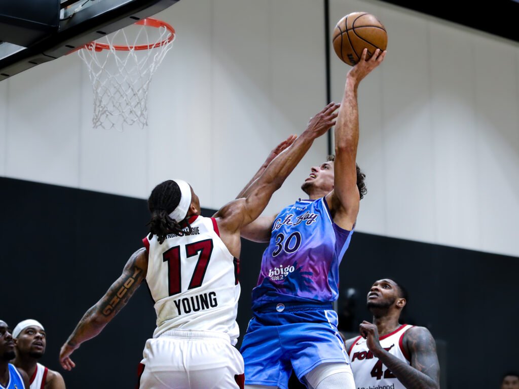 Chris Mañon defended and played for the South Bay Lakers’ lead on March 28, 2026. Photo Credit: Daisy Lopez