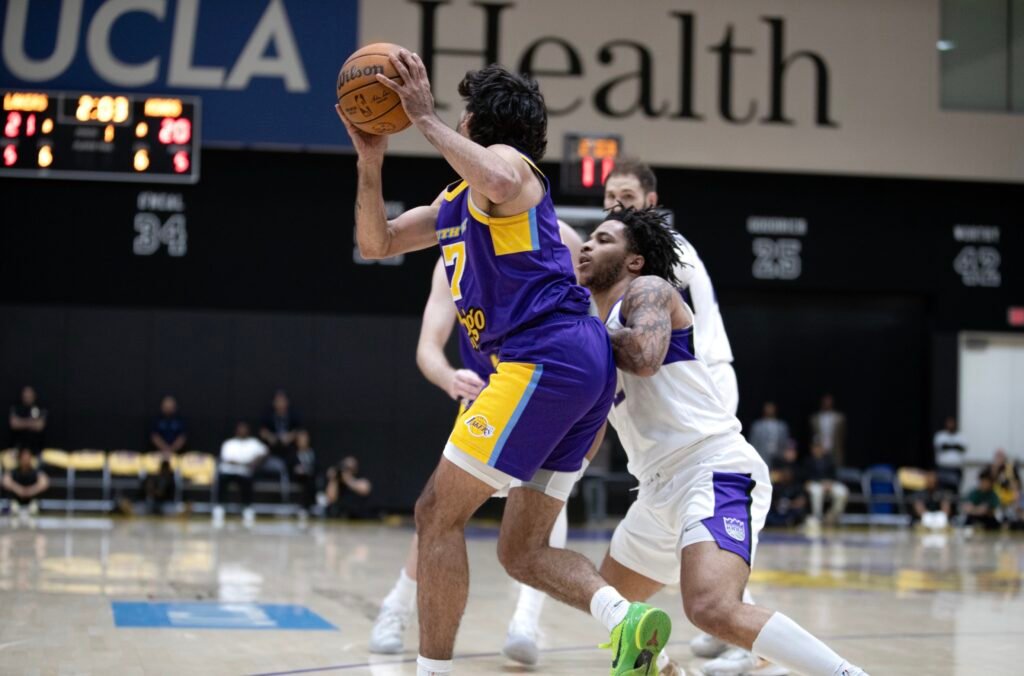 William Hickey (#7) keeping the South Bay Lakers up on the board, radiating determination on April 5, 2026. Photo Credit: Daisy Lopez