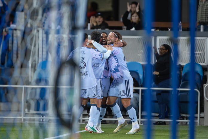 Eduard Löwen celebra seu gol com companheiros do San Jose Earthquakes durante partida contra o Portland Timbers.