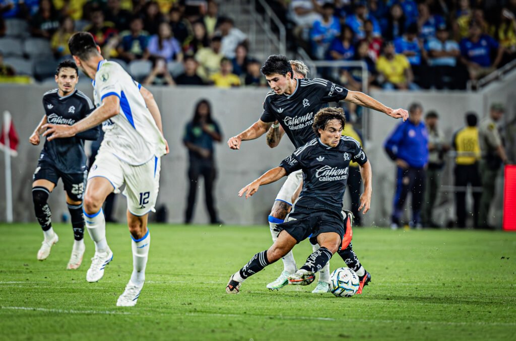 América's Carlos Alvarez (8) maneuvers past Cruz Azul defenders to start one of América's few counterattacks in a friendly game on Thursday night at Snapdragon Stadium in San Diego, CA - photo by Adrian Perez