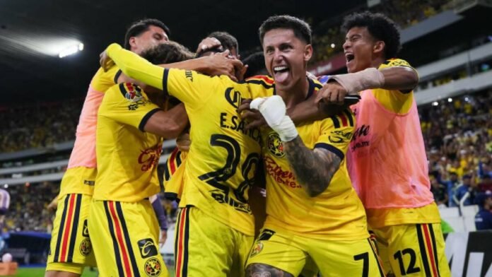 Jugadores del América festejan un gol ante el Atlas en el Estadio Jalisco