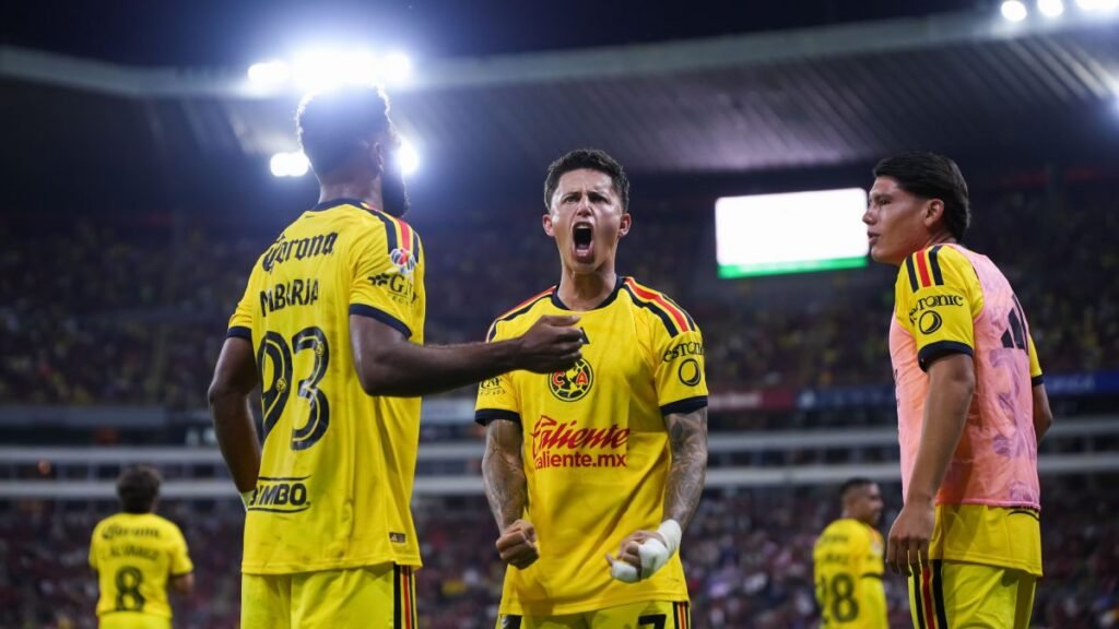 Brian Rodríguez festeja su gol ante el Atlas en el Estadio Jalisco