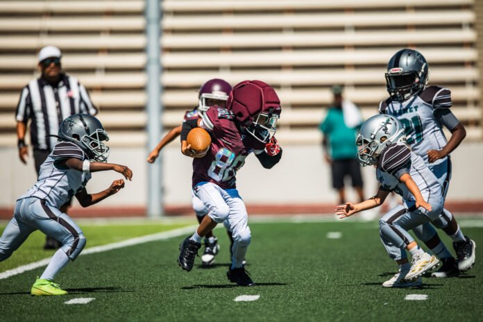 Jose Pagan IV (80) Football player runs with the football at a football match at Fontana High School - Photo Credit - Bruno De Witt Zanotto