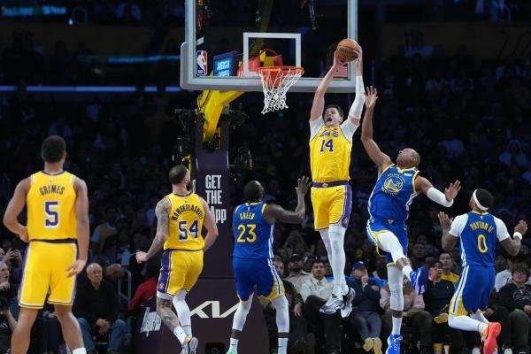 Lakers in action during their season-opening win over the Warriors